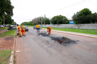 Cuiabá faz tapa-buracos em 1,1 quilômetros de avenida