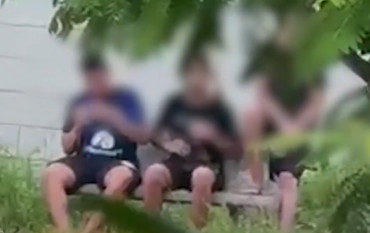 Vídeo mostra alunos de escola estadual fumando maconha em praça; veja 