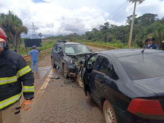 batida entre carros na BR-364