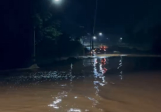 Chuva causa alagamento de avenidas em Tangará da Serra; vídeo 