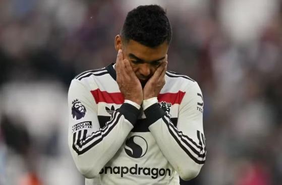 Casemiro lamenta mais uma derrota do Manchester United no Campeonato Inglês — Foto: Glyn Kirk/AFP