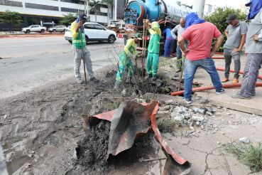 Cuiabá limpa 170 bocas de lobo e flagra esgoto clandestino na rede