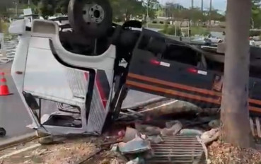 Carro e caminhão capotam em trecho em obras da Avenida do CPA