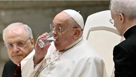 Saúde do papa Francisco piorou nos últimos dias e pontífice precisou ser internado nesta sexta-feira, 14 (Filippo MONTEFORTE/AFP)   Leia mais em: https://veja.abril.com.br/mundo/papa-francisco-e-internado-para-tratar-bronquite-e-realizar-exames/