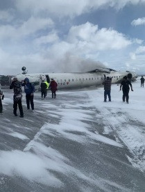 Vídeo mostra avião 'capotando' em aeroporto no Canadá