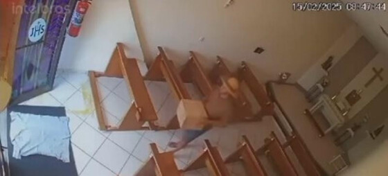 Dupla invade igreja em MT e furta caixa de dízimo; vídeo