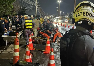 Operação multa 47 motociclistas e remove 27 motos em Cuiabá