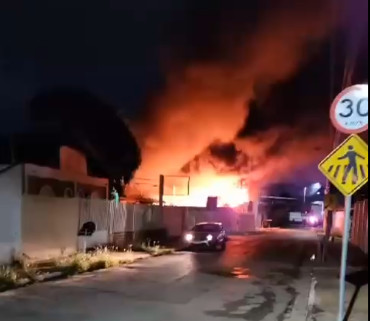 Fábrica de espumas é destruída por incêndio em Cuiabá; vídeo