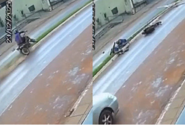 Motociclista morre e passageiro fica ferido após bater contra um poste; vídeo