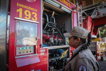 Bombeiras superam desafios e conquistam espaço como condutoras de viaturas de emergência