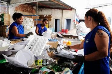 Prefeitura paga R$ 387 mil em auxílio aos catadores de material reciclável