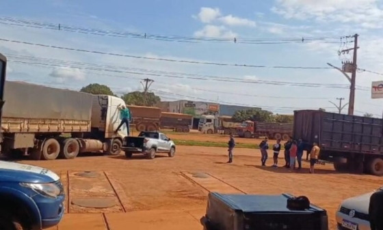 Caminhoneiro é encontrado morto dentro de veículo em pátio de posto de gasolina 