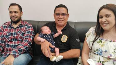 Policial salva recém-nascido levado a delegacia sem respirar; vídeos