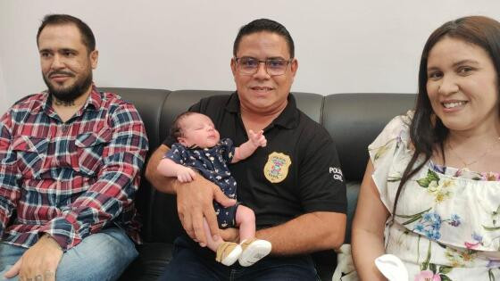 Policial salva recém-nascido levado a delegacia sem respirar; vídeos