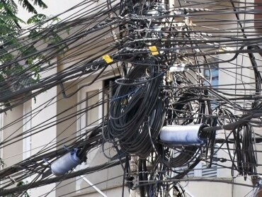 MPE entra com ação para retirada de fios inúteis em postes de energia