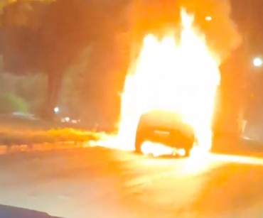 Carro pega fogo em avenida de Cuiabá e mobiliza bombeiros; veja vídeo 