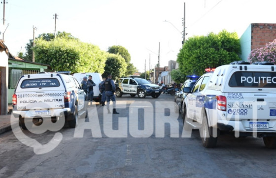 Homem é encontrado morto dentro de casa com facada no pescoço 