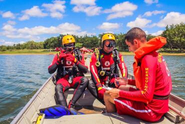 Corpo de funcionário de reabilitação que se afogou em rio para resgatar fugitivo é encontrado