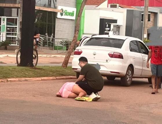 Ciclista fica ferida após bater contra carro em avenida  