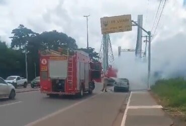 Carro pega fogo próximo de ponte em VG e congestiona trânsito; vídeo