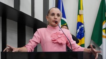 Moradores do Novo Paraíso recebem serviços de tapa-buracos