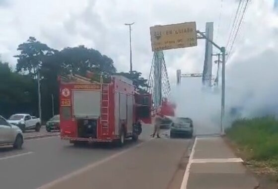 Carro pega fogo próximo de ponte em VG e congestiona trânsito; vídeo