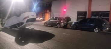 Idoso passa mal, capota veículo e bate em carros; vídeo