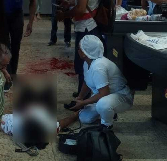 Vídeo mostra mulher sendo esfaqueada em frente a mercado