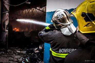Incêndio atinge loja de veículos em Cuiabá