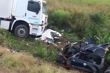 Batida frontal entre carro e caminhão matam dois na MT-246