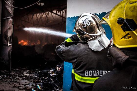 Incêndio atinge loja de veículos em Cuiabá