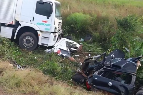 Batida frontal entre carro e caminhão matam dois na MT-246