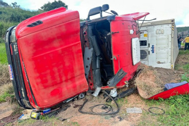 Caminhoneiro morre e passageiro fica ferido em capotamento na BR-364