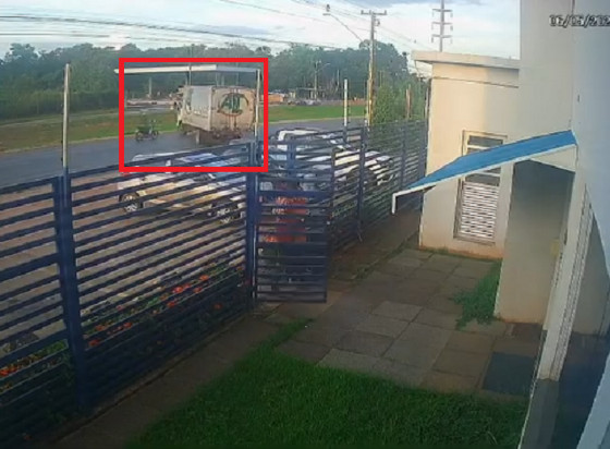 Vídeo mostra momento em que motociclista bate em caminhão e morre