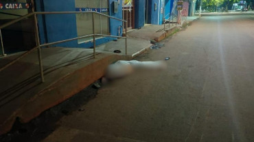 Motociclista morre e passageiro fica ferido após baterem contra animal 