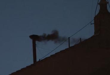 Conclave: segundo dia começa com fumaça preta; papa não foi escolhido