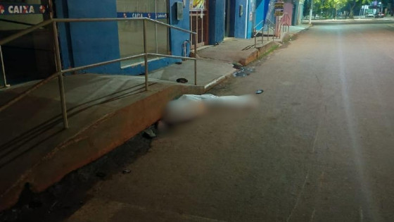 Motociclista morre e passageiro fica ferido após baterem contra animal 
