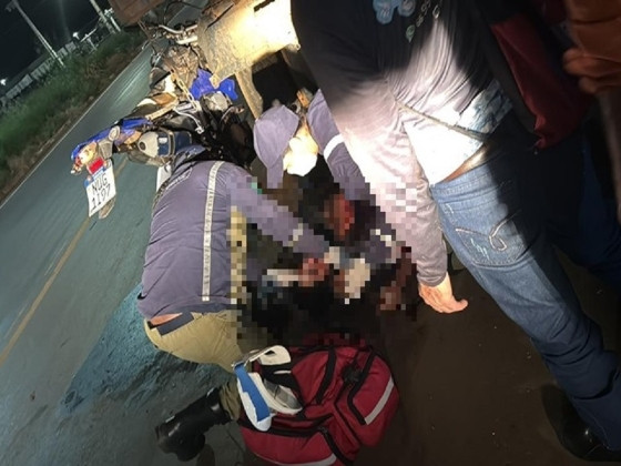 Motociclista bate em caminhão estacionado irregularmente e morre 