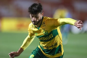Cuiabá sofre transferban da FIFA e agiliza regularização com clube argentino