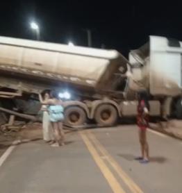 Carreta perde o controle e interdita trecho da BR-364