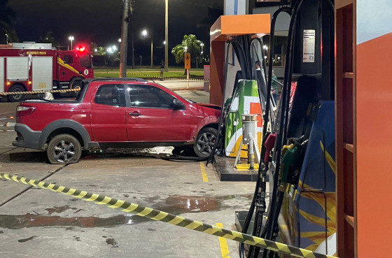 Motorista bate carro em bomba de posto em MT e gasolina vaza