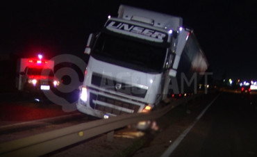 Motociclista é atropelado por caminhão, é arrastado e morre 