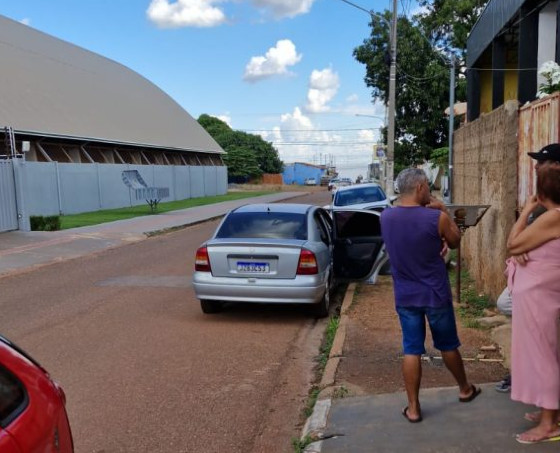 Corpo é encontrado dentro de carro em VG; vítima seria morador de rua 
