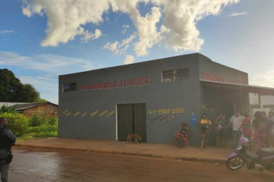 Criminosos invadem conveniência e matam dois a tiros 