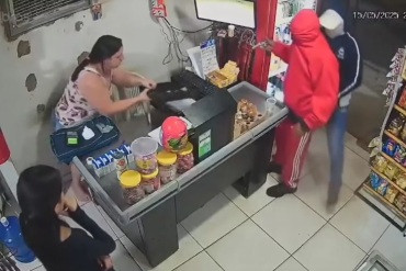 Dono de mercadinho reage a assalto e mata um dos suspeitos; vídeo
