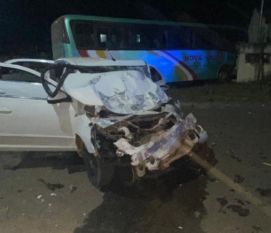 batida entre carro e ônibus 