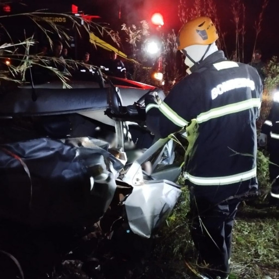 Um morre e outro fica ferido após carro capotar em rodovia 