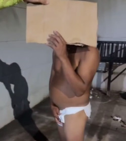 Homem fica peladão na rua após não pagar conta de motel; vídeo 