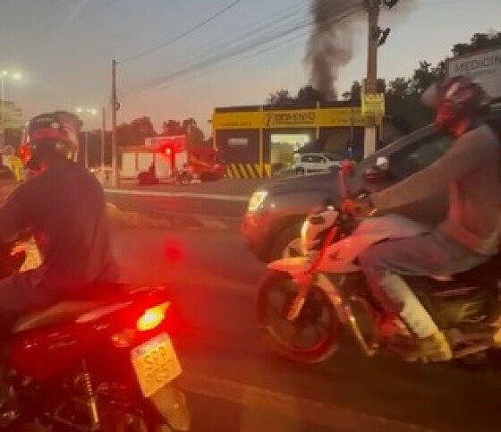 Incêndio em oficina gera congestionamento na Fernando Correa; vídeo