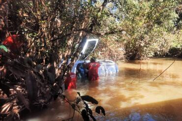 Bombeiros resgatam corpos de vítimas após queda de carro de ponte no interior de MT